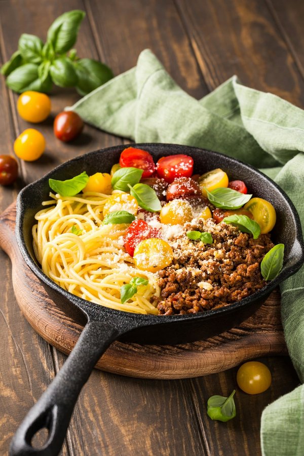 Quels sont les secrets pour une sauce bolognaise riche et savoureuse, mijotée longtemps?